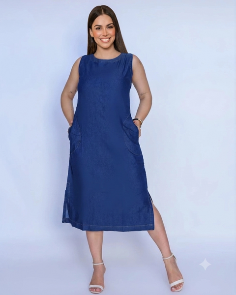 Vestido Jeans Midi Regata com Fenda, Bolsos e Zíper nas Costas