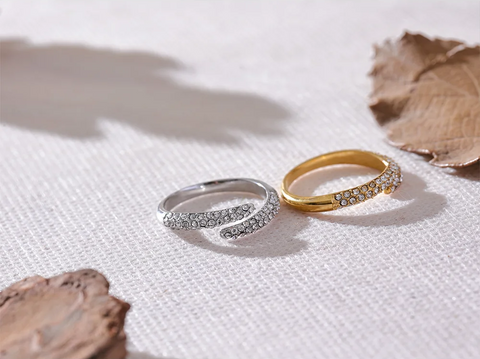 https://rario10.com.br/products/anel-fino-ajustavel-em-ouro-18k?_pos=1&_sid=4e2cdac3c&_ss=r&variant=41837380370522