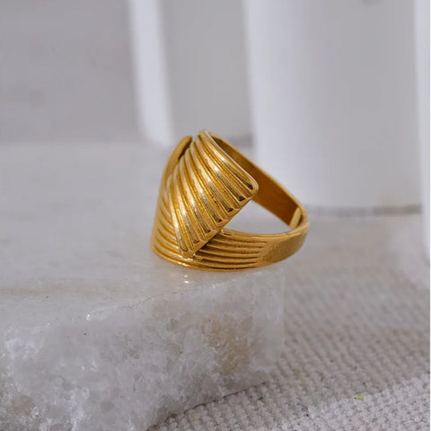 https://rario10.com.br/products/anel-geometrico-dourado-18k-banhado-a-ouro?_pos=1&_sid=8e0bfb719&_ss=r