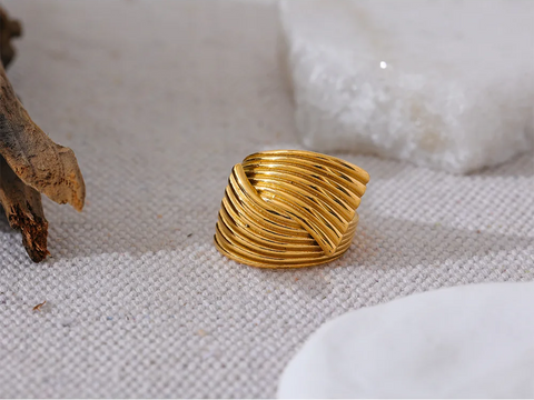 https://rario10.com.br/products/anel-geometrico-dourado-18k-banhado-a-ouro?_pos=1&_sid=8e0bfb719&_ss=r