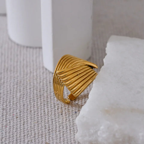 https://rario10.com.br/products/anel-geometrico-dourado-18k-banhado-a-ouro?_pos=1&_sid=8e0bfb719&_ss=r