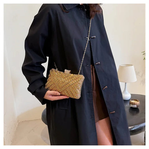 https://rario10.com.br/products/bolsa-clutch-luxo-dourada-e-prata?_pos=1&_sid=392950984&_ss=r&variant=41900621332570