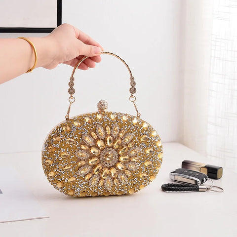 https://rario10.com.br/products/bolsa-clutch-redonda-dourada-de-luxo-com-diamantes?_pos=1&_sid=b9355f31d&_ss=r&variant=41901961609306