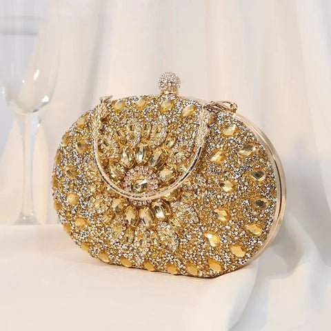 https://rario10.com.br/products/bolsa-clutch-redonda-dourada-de-luxo-com-diamantes?_pos=1&_sid=b9355f31d&_ss=r&variant=41901961609306