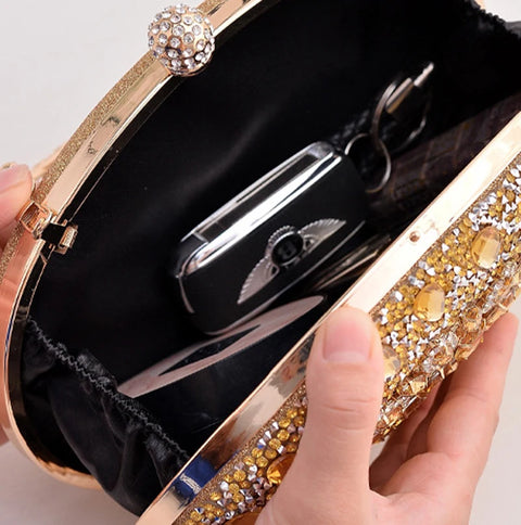 https://rario10.com.br/products/bolsa-clutch-redonda-dourada-de-luxo-com-diamantes?_pos=1&_sid=b9355f31d&_ss=r&variant=41901961609306