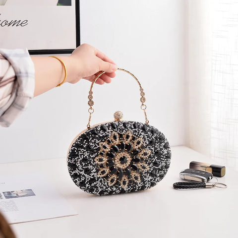 https://rario10.com.br/products/bolsa-clutch-redonda-dourada-de-luxo-com-diamantes?_pos=1&_sid=b9355f31d&_ss=r&variant=41901961609306