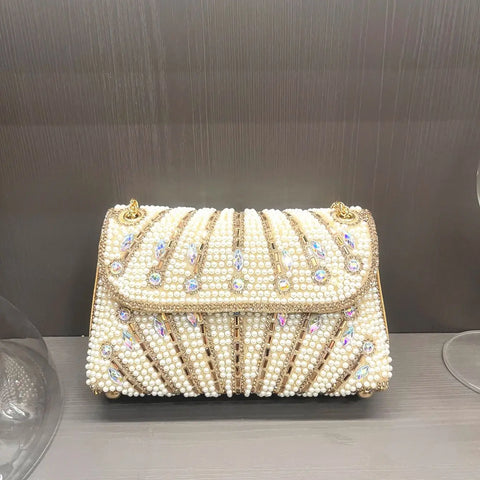 https://rario10.com.br/products/bolsa-clutch-com-cristais-brilhantes?_pos=1&_sid=13c2314f5&_ss=r