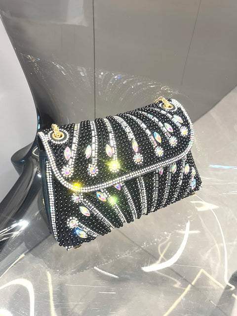 https://rario10.com.br/products/bolsa-clutch-com-cristais-brilhantes?_pos=1&_sid=13c2314f5&_ss=r