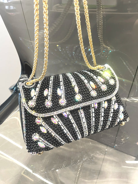 https://rario10.com.br/products/bolsa-clutch-com-cristais-brilhantes?_pos=1&_sid=13c2314f5&_ss=r