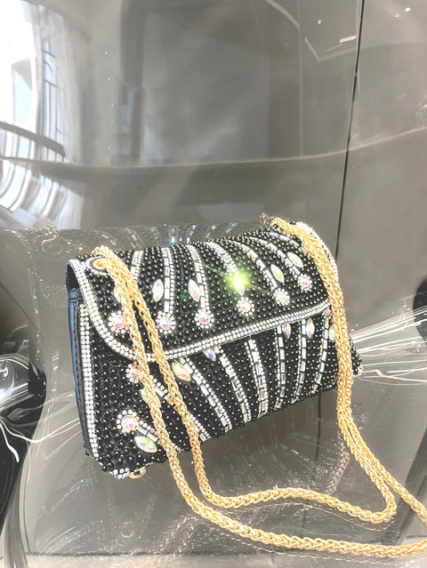 https://rario10.com.br/products/bolsa-clutch-com-cristais-brilhantes?_pos=1&_sid=13c2314f5&_ss=r