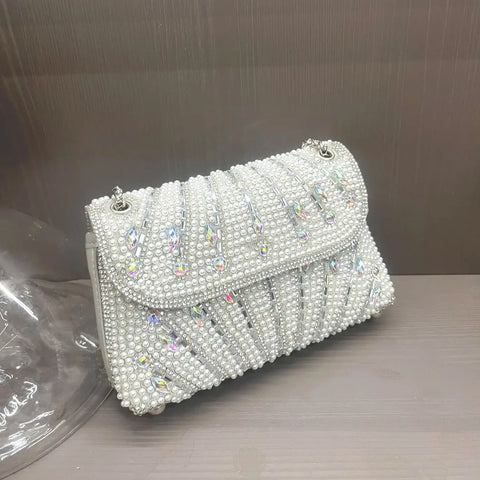 https://rario10.com.br/products/bolsa-clutch-com-cristais-brilhantes?_pos=1&_sid=13c2314f5&_ss=r