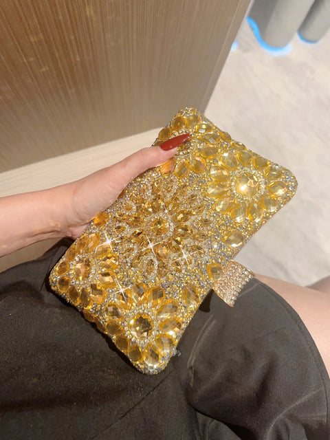 https://rario10.com.br/products/bolsa-clutch-com-brilhante-cara-willow