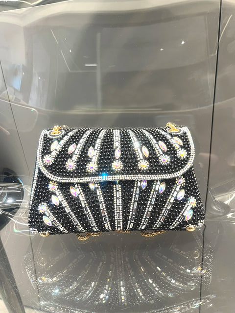 https://rario10.com.br/products/bolsa-clutch-com-cristais-brilhantes?_pos=1&_sid=13c2314f5&_ss=r